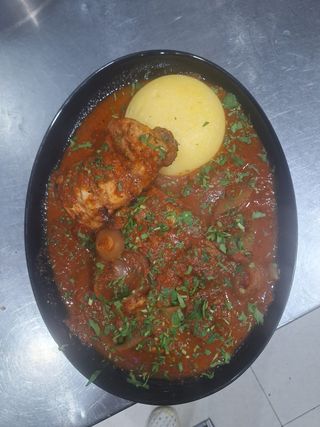 Saramura de pulpa/piept de pui cu mamaliga