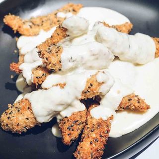 Lagrimitas De Pollo Con Salsa De Quesos