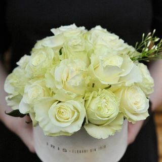 Cutie cu 16 trandafiri alb