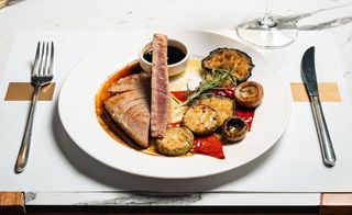 Odrezak tune u maslinovom ulju sa grilovanim povrćem 400gr - Tuna Steak in Olive Oil with Grilled Vegetables