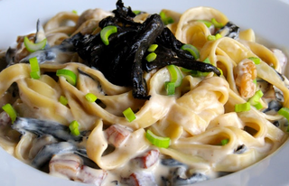 Tagliatelle A La Crema De Trompetas De La Muerte Y Parmesano