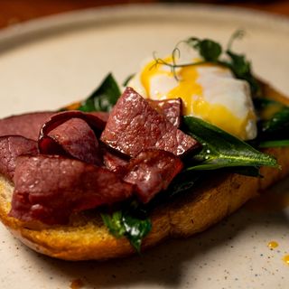 Яйцо Бенедикт с фермерской ветчиной