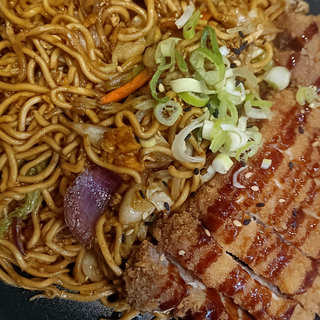 Yakisoba con lomo rebozado