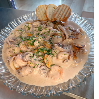 Мікс морепродуктів у вершковому соусі