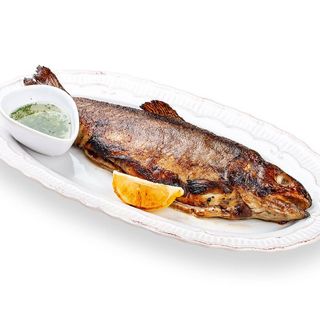 Обсмажена форель з часниковим соусом (за100гр-165гр) (350гр)