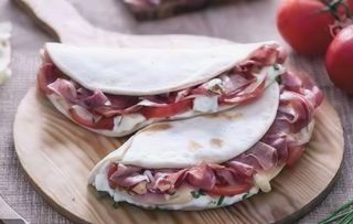 9. Piadina con speck e scamorza