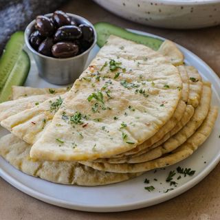 Garlic pita bread with cheese