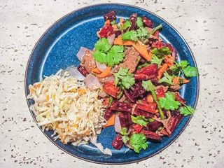 Wołowina z fasolką i suszonymi chili w armacie kolendrowo czosnkowym