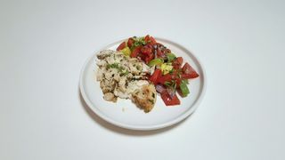 Salata cu pui marinat, rosii, avocado, ceapa rosie, parmesan