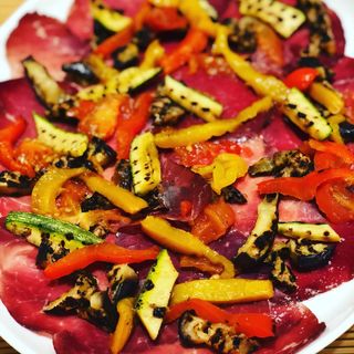 Bresaola con verdure grigliate e piada con erba cipollina