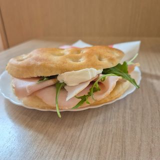 Focaccia Fesa di tacchino Formaggio spalmabile, rucola, olio