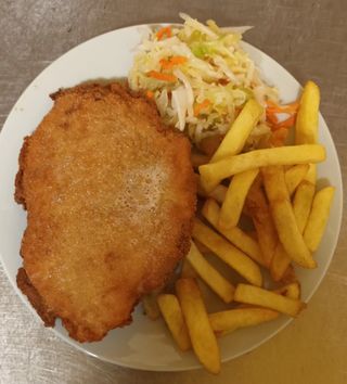 Kotlet schabowy z frytki i surówka dla dzieci