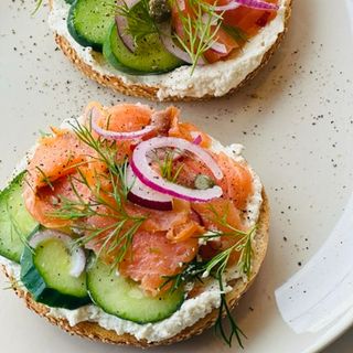 Bajgiel z serkiem chrzanowym, łososiem