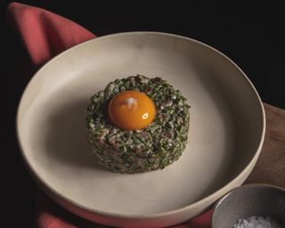 Tartar de espárragos verdes y jamón serrano al carbón 