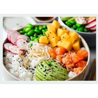 Poké bowl de salmón