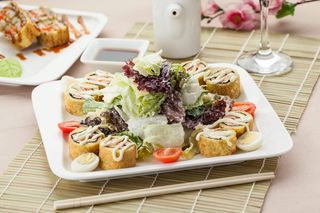 Пикантный салат с лососем темпура