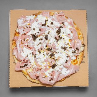 Pinsa tonda mortadella-stracciata-tartufo