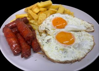 Huevos fritos con patatas y txistorra, o morcilla