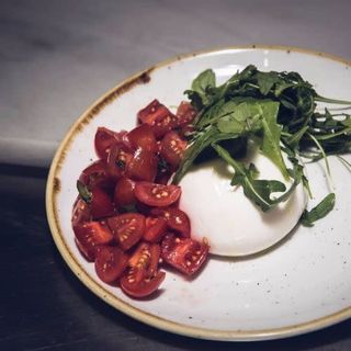 BURRATA PUGLIESE CON TARTARE DE TOMATE FRESCO