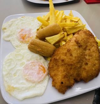 Escalope De Pollo Con Patatas Con Huevos Y Croquetas