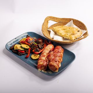 Rolana piletina u slanini s prilogom