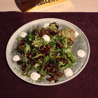 Салат из запеченной свеклы с сыром