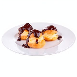 Profiteroles con nata y chocolate