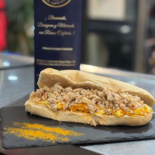 Bocadillo de pollo picado