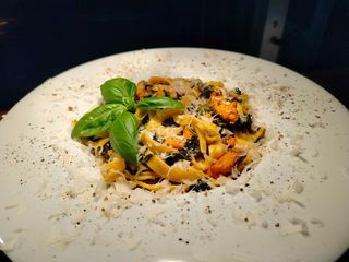 Tagliatelle szpinakowe z łososiem w sosie winnym