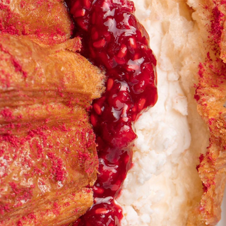 Круасан із сиром та малиною