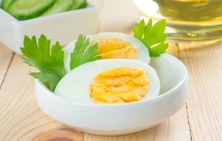 2 яйця зварених вкруту (100г)