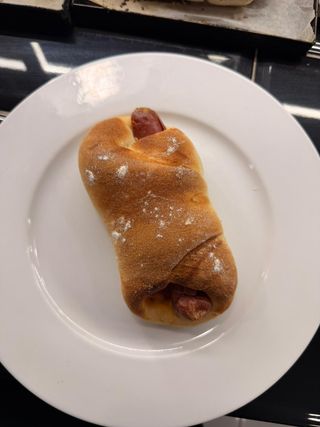 Barchetta con würstel, salame piccante e prosciutto