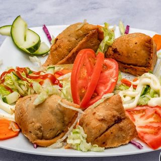 26 Bolindhos de samosa com reheico de legumes