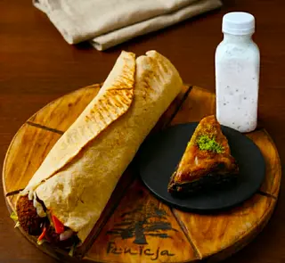 LAWASZ FALAFEL [MEGA, BAKLAWA ORZECHOWA, AYRAN]