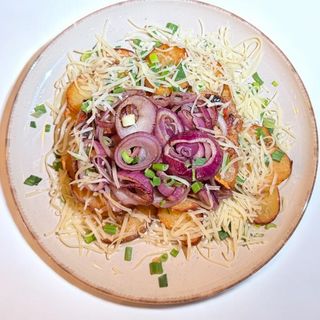 Ceafă țigănească cu rondele de cartofi cu usturoi și parmezan 