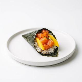 61.Temaki Amarillo De Salmón