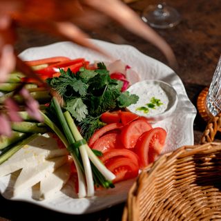 Овощная нарезка с сыром брынза