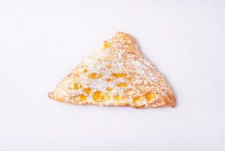 Bułka w cieście francuskim serek, brzoskwinia