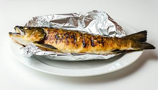 Păstrăv la grătar în folie de aluminiu
