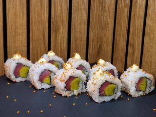 Урамаки Тон с дайкон - 4 бр / 135 гр