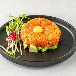 Tatar z łososia z awokado i jajkiem przepiórczym