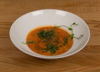 Zupa tajska z makaronem ryżowym i kurczakiem