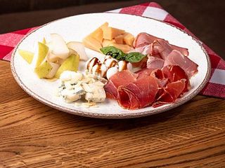 Тарілка Антипасто (265г)