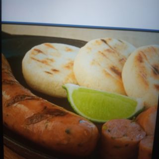 Chorizo con arepa 