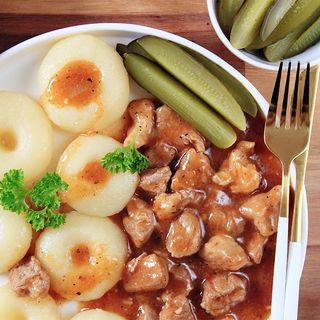 Kluski śląskie z gulaszem wieprzowym