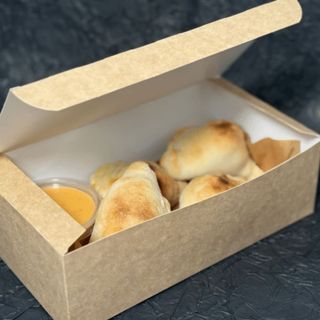 Pierogi z serem, salami i pieczarkami