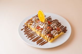 Вафли с бананом и клубникой