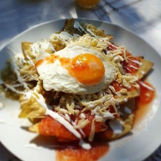 CHILAQUILES DIVORCIADOS CON HUEVO