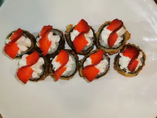 Salmon Hot Roll with strawberry 4 uni
