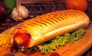 Хот-дог с кренвирш и сосове (220г)